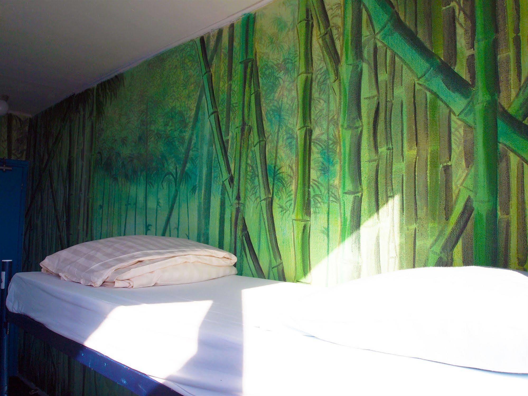 The Flying Pig Beach Hostel Noordwijk Exterior photo
